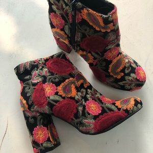Mia embroidered size 7 bootie